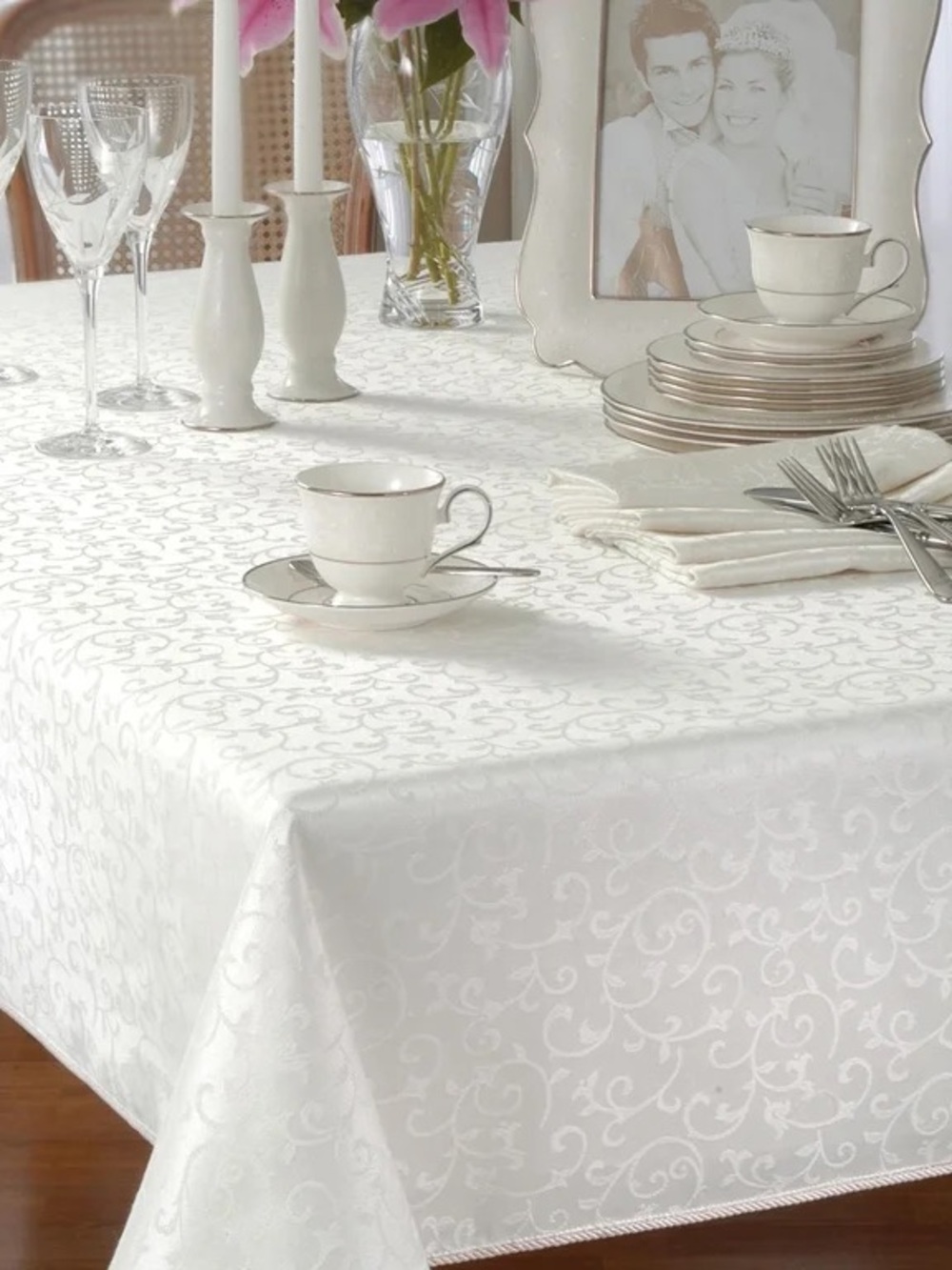Elegant White Damask Tablecloth for Home Dining